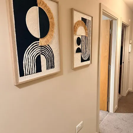 Luxury 2bed Sleeps 4 Flat Nr White Rose W Free Parking, Desks And Fast Wifi Leeds (West Yorkshire)