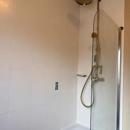 Luxury 2bed Sleeps 4 Flat Nr White Rose W Free Parking, Desks And Fast Wifi Lejlighed Leeds (West Yorkshire)