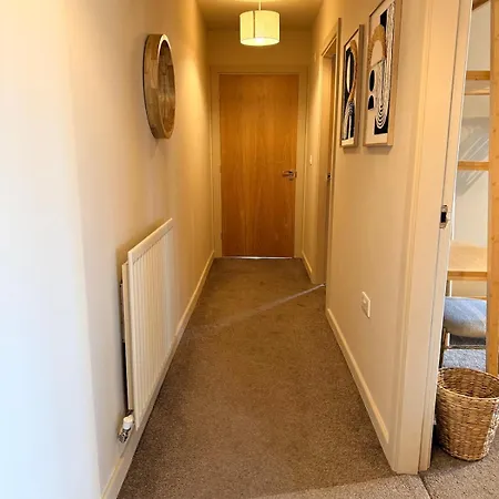 Luxury 2bed Sleeps 4 Flat Nr White Rose W Free Parking, Desks And Fast Wifi Lejlighed Leeds (West Yorkshire)