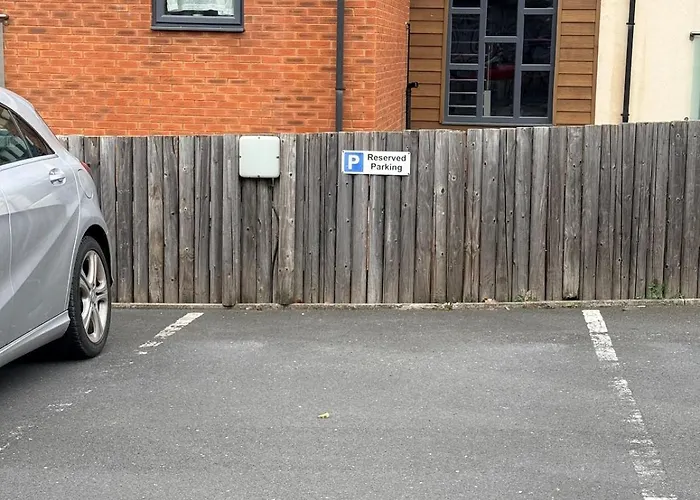 Luxury 2bed Sleeps 4 Flat Nr White Rose W Free Parking, Desks And Fast Wifi Appartement Leeds (West Yorkshire)