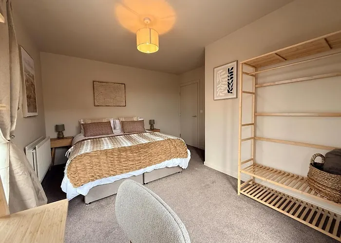 Luxury 2bed Sleeps 4 Flat Nr White Rose W Free Parking, Desks And Fast Wifi Leeds (West Yorkshire)