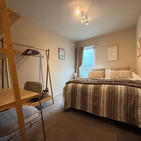 Luxury 2bed Sleeps 4 Flat Nr White Rose W Free Parking, Desks And Fast Wifi Daire *