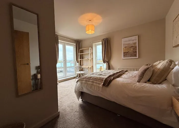 Apartment Luxury 2bed Sleeps 4 Flat Nr White Rose W Free Parking, Desks And Fast Wifi