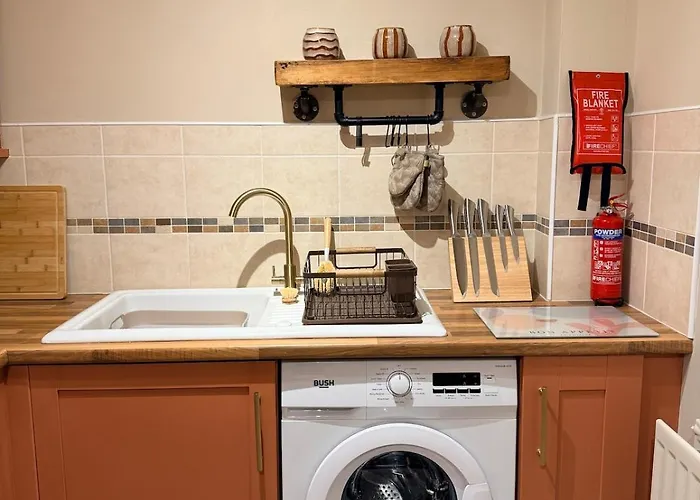 Luxury 2bed Sleeps 4 Flat Nr White Rose W Free Parking, Desks And Fast Wifi Apartment Leeds (West Yorkshire)