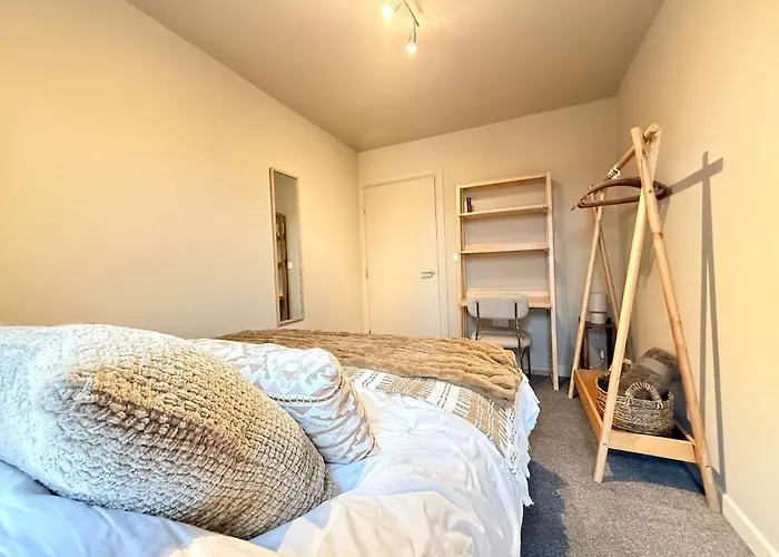 Luxury 2bed Sleeps 4 Flat Nr White Rose W Free Parking, Desks And Fast Wifi Leeds (West Yorkshire)