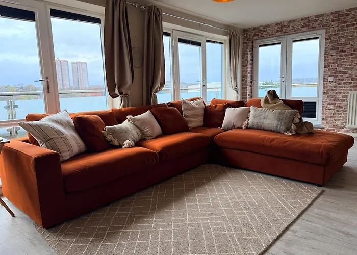 Luxury 2bed Sleeps 4 Flat Nr White Rose W Free Parking, Desks And Fast Wifi * Leeds (West Yorkshire)