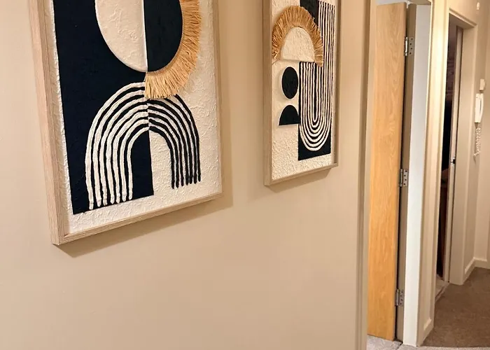 Luxury 2bed Sleeps 4 Flat Nr White Rose W Free Parking, Desks And Fast Wifi Leeds (West Yorkshire)