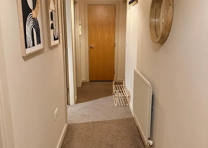 Luxury 2bed Sleeps 4 Flat Nr White Rose W Free Parking, Desks And Fast Wifi * Leeds (West Yorkshire)