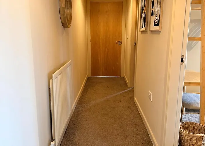 Luxury 2bed Sleeps 4 Flat Nr White Rose W Free Parking, Desks And Fast Wifi Apartment Leeds (West Yorkshire)